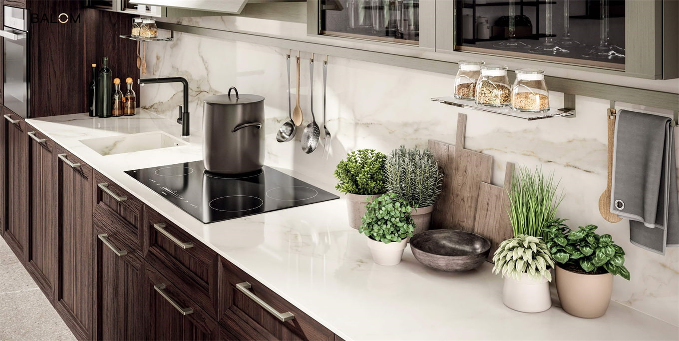 Mobili da cucina personalizzati con venature del legno scuro